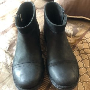 NWOB UGG waterproof short black boot